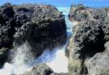 097 - Les vagues s'engouffrent dans ce chenal de basalte, à Etang-Salé